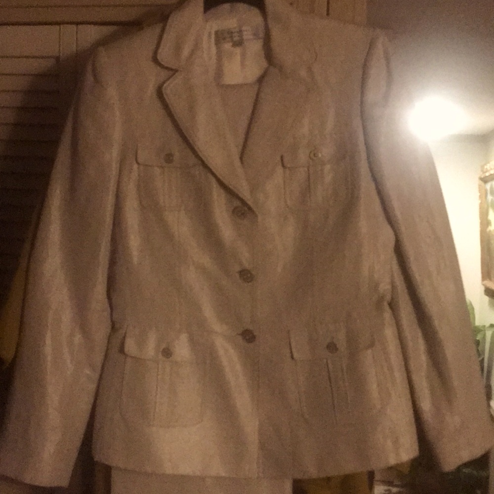 Tahari 2 piece suit with pockets